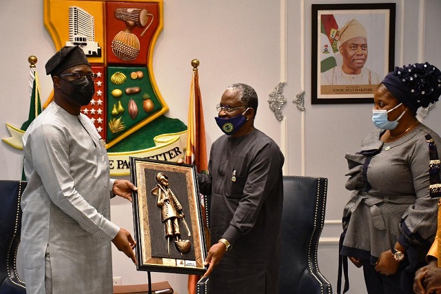 Makinde 2 …Oyo State Governor, Seyi Makinde presenting a frame to TPL Oluwatoyin Ayinde while the institute’s Treasurer, Bimbo Ogunsesan looks on during the visit…