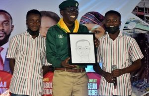 When Sanwo-Olu Finally Met The Twin Who Drew His Funny Portrait ...Gov Babajide Sanwo-Olu of Lagos State (M) received his comic picture trending on Instagram drown by Taiye Osinowo (R) and his Kehinde (L) at the Lagos Youth Symposium on Tuesday (19/10/21) 06602/19/10/2021/Oladapo Kayode/ICE/NAN