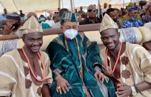 Photo: Twins’ Festival Facilitators Take To Social Media To Celebrate Alaafin ...the Oguntoye Twins, with the Alaafin of Oyo, Oba Lamidi Adeyemi...