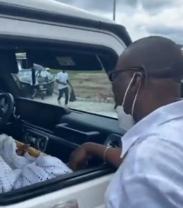 ...King Wasiu Ayinde...as seen in the video...chatting with the Oluwo of Iwo in a vehicle...the Ooni is seated in the back...