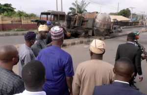 When Makinde Visited Scene Of Thursday’s Inferno In Ibadan ...Oyo's Governor Seyi Makinde in blue, with others at the scene...