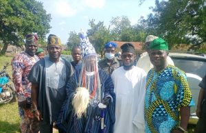 Sen Balogun To Ibarapa People: We Are Bringing More Empowerment Projects ...Senator Kola Balogun with others in Ibarapaland...