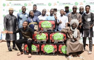 Jubilation As Transporter, Evangelist, 100 Others Win Big In Glo Joy Unlimited Extravaganza Promo In Ibadan, See Images ...Odunlade Adekola, Yemi Solade and the winners...in a group photo...