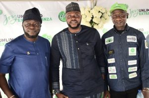 L-R: Oyo State Commissioner  for the  Environment, Honourable Abiodun Oni; Nollywood actor and Glo ambassador, Odunlade Adekola and Regional Sales Coordinator, Globacom, Mr. Akeem Yusuf at the presentation of household appliances to winners in the company's customer appreciation promo, Joy Unlimited Extravaganza recently st Gloworld, Idi Ape Centre in Ibadan, Oyo State