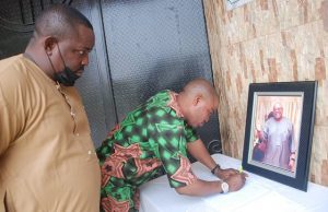 Oyo NUJ Mourns, Describes Akala’s Demise As Shocking Oyo NUJ Boss, Comrade Ademola Babalola...signing the condolence register at The Akalas' residence...