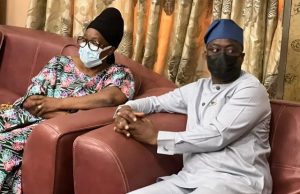 Alao-Akala: See Videos As Makinde Storms Ogbomoso In Honour Of The Deceased ...Engineer 'Seyi Makinde, right, with one of the wives of the deceased...