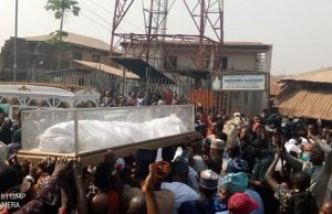 Photos: Wasiu Ayinde Joins Oyo EXCO Members At Olubadan’s Burial ...the remains of the late Olubadan, Oba Saliu Adetunji, being ferried to Mapo Hall in Ibadan...