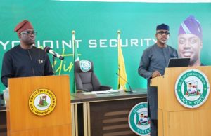 Makinde, Abiodun Hold Security Meeting, Set Up Joint Patrol Team …Oyo State Governor, Seyi Makinde (left) and his Ogun State Counterpart, Dapo Abiodun during the Ogun/Oyo Joint Security Meeting held at the Presidential Lodge, Abeokuta, Ogun State…