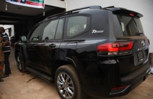 Olubadan Installation: Makinde Presents Toyota Land Cruiser, Escort Vehicles To Balogun ...the brand new Toyota Land Cruiser...given to about-to-be-inaugurated Oba Olalekan Balogun...