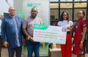 Economic Growth: When Heritage Bank, Delta State Revved-Up Creative Sector R-L: Godwin Osunde, Team Lead, Heritage Bank; Agela Aghedo, Service Manager; Opene-Terry Josephine, 2nd Prize Winner, Solo Amaco, Nollywood Producer; Charles Ojakovo, Ag. Group Head, South-South 2/ECM and Yusuf Adeojo, Head, Retail Promotions & Incentives, Product Mgt & Inclusive Banking of Heritage Bank at the cheque Prize presentation to the Best Dancers dressed in Akwa-Ocha guaranteed by Heritage Bank Ynspyre Account, during the unveiling of the Anioma eternal native attire, “Akwa Ocha” to the Entertainment world during the Delta Music, Comedy and Fashion Expo held at the Dome Event Centre, Asaba, Delta State…