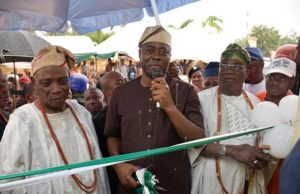 Photo: When Makinde Joined Others To Commission Mini Mapo Hall …Oyo State Governor, Seyi Makinde (middle); Former Governor of Oyo State and Osi Olubadan of Ibadanland, Senator Rashidi Ladoja (left); Chief Akinade Fijabi (second right) and Hon Sikiru Sanda…at the event…
