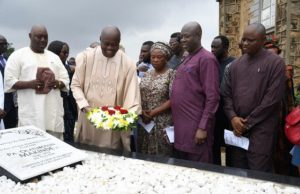 Ten Years After Father’s Demise, Makinde Says ‘He Gave Me Lectures On Integrity’ …Oyo State Governor, 'Seyi Makinde (second left); laying the wreath at the grave of his father, the late Pa Olatunbosun Makinde, during the 10th year remembrance. With him from left are: Mr Sunday Makinde; Mrs Moji Makinde; Barr Muyiwa Makinde; Omololu Makinde and Kayode Makinde…