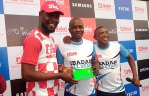 Day Solat Boss Dazzled At Ibadan Ileya Celebrities’ Football Challenge …the General manager, Solat Telecoms, Mayowa Adeniji (left) presenting a smart phone to Babatunde Saheed of Fresh FM who was picked as super sub of the match while Sola Ayegbajeje (right) looks on…