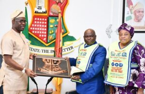 Photo: When Founder Of Lord’s Chosen Charismatic Revival Ministries Visited Makinde …Oyo State Governor, ‘Seyi Makinde (left); presenting a commemorative frame to the Founder and General Overseer, Lord's Chosen Charismatic Revival Ministries, Pastor Lazarus Muoka, while his wife, Joy looks on…
