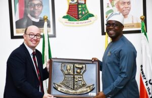 Economic Development: Read About Day British Govt Agreed To Partner Makinde’s Administration …Oyo State Governor, Seyi Makinde (right), presenting a frame to British Deputy High Commissioner, Ben Liewellyn-Jones during the visit…