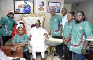 Christmas: Olubadan Felicitates Christians, Hosts Maiden Palace Santa Claus …the Olubadan, Oba Lekan Balogun playing host to Santa Claus the organizers of the Father Christmas' visit to his palace…