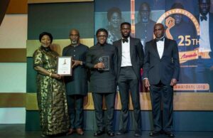 Photo: When Wema Bank Won Pearl Award’s ‘2022 Highest Dividend Yield’ L to R: Chairman, Lasaco Assurance Plc & Former Board Member, PEARL Awards Nigeria., Chief (Mrs) Teju Philips; Deputy Managing Director, Wema Bank, Moruf Oseni; Chief Financial Officer, Wema Bank, Tunde Mabawonku; Reputation Management Officer, Wema Bank, Olumide Yomi-Omolayo; CEO, NASD OTC Securities Exchange Limited, Mr. Longe Eguarekhide, presenting the Pearl Award to Wema Bank as the winner of the 2022 Highest Dividend Yield at the event…