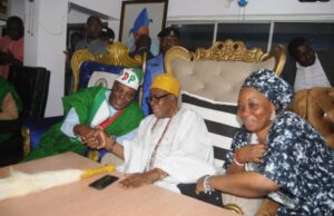 You Need To Ensure Reconciliation Within PDP, Olubadan Urges As Atiku Pays Courtesy Visit …Presidential candidate of the PDP, Alhaji Atiku Abubakar (l) conversing with Olubadan of Ibadanland, Oba Sen. Lekan Balogun while Olori Olufunmilayo looks on at the Alarere residence of the monarch during the visit of the PDP presidential candidate's campaign visit to the Oyo State capital…