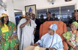 Oyo Guber 2023: Adelabu Visits Olubadan, Promises To Take Care Of Traditional Leaders If Voted In Chief Adebayo Adelabu of Accord holding the microphone with his deputy, Prof. Mrs. Abiodun Ayanfemi Ayandele standing as Olubadan of Ibadanland, Oba Sen Lekan Balogun and his Olori Olufunmilayo listen with rapt attention during the visit of the Accord gubernatorial electioneering campaign visit to the Alarere residence of the Olubadan...