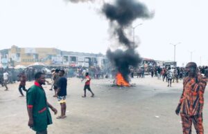 Fuel, Naira Crisis: Makinde Suspends Campaign Activities As Protesters Destroy Banks, Many Injured ...protesters in action at Agodi-Gate on Friday morning...