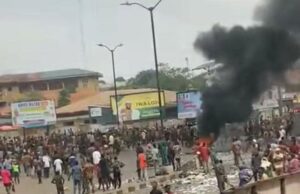 Unavailability Of Naira Still Causing Chaos Days To General Election ...Nigerians protesting unavailability of naira notes...