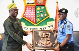 First 100 Days Of Omi Tuntun 2.0 Will See Us Reviving Police SRS – Makinde …Oyo State Governor, Seyi Makinde (left) presenting artwork frame to Assistant Inspector General of Police in charge of Zone 11, AIG Sikiru Akande during the courtesy visit…