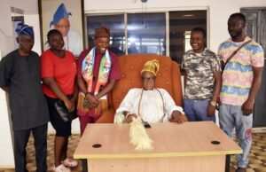 Olubadan Carpets Proponents Of Interim National Government, Says It Is Undemocratic …Oba Sen Lekan Balogun surrounded by the leaders of AASG, South-West during the rally to counter proponents of interim government in Ibadan….