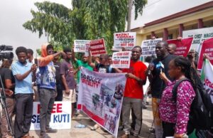 Assault: Protesters Demand Release Of Seun Kuti With 24 Hours