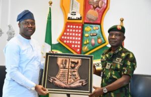 Makinde Hosts Army Boss, Says Oyo’ll Continue To Support Military, Others Oyo State Governor, Seyi Makinde (left), presenting an artwork to the Chief of Army Staff, Major-General Taoreed Abiodun Lagbaja, during the visit of the Army boss...