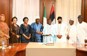 Photo: When Tinubu Hosted Olugbo Of Orile-Igbon, Others In Aso Rock L-R: Hon. Nnenna Elendu Ukeje, Chief (Mrs) Bimbola Fadamilola, Olori Adedoyin Alao, Olugbon of Orile-Igbon, HRH Oba Francis Olusola Alao, President Bola Tinubu, Otunba Tomi Araromi, Akogun Bolaji Adigun and Prof. Adeolu Akande when the Olugbon led a delegation to visit the president…