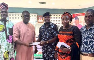 Oyo LG Boss Donates Cash To Police Station To Support Anti-Crime Battle Hon. Sheriff Aderemi Adeojo...and others at the event...