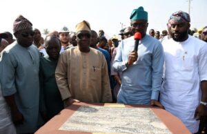 Relief For Train Passengers, Others As Makinde Commissions 10km Omi Adio-Ido Junction Road …Oyo State Governor, Seyi Makinde (second right); his deputy, Barr Bayo Lawal (middle); Speaker, Oyo State House of Assembly, Hon Debo Ogundoyin (right); Chairman, Ido Local Government, Hon Sheriff Adeojo (left) and Chief Adeniyi Akintola (SAN)…at the event…