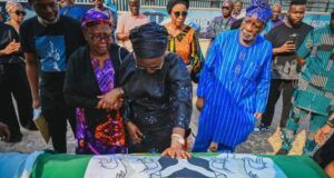 Tears Flow As Betty, Others Receive Ex-Governor Akeredolu’s Remains, See Images Betty Anyanwu-Akeredolu...and others with the casket of Oluwarotimi Akeredolu, SAN...upon arrival...