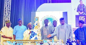 Photo: Makinde, Sanwo-Olu, Others Attend Bisi Akande’s 85th Birthday L-R: Governor Lucky Aiyedatiwa of Ondo, 'Seyi Makinde of Oyo, celebrant, Chief Bisi Akande, Babajide Sanwo-Olu of Lagos, Biodun Oyebanji of Ekiti and former Osun Governo, Adegboyega Oyetola...at the event...