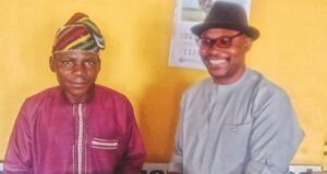 Ibadan Based NGO Urges Youths To Shun Materialism, Honours Parrot Xtra’s Sports Editor Olanrewaju Agiri, right, receives his award from Mr Ahmed Yusuf...
