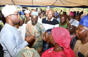 Day Makinde Made Renewed Promise To Address Rising Food Prices Oyo State Governor, Seyi Makinde (left); with the famers and traders in Oyo State, during the Stakeholders meeting on Food Security in Oyo State, held at Fashola Agribusiness Industrial Hub, Oyo…