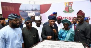 Photo: Enugu Gov. Joins Makinde To Commission Road Project In Ibadan L-R: Oyo State Governor, Seyi Makinde; Chief (Mrs) Elizabeth Akinyele; Enugu State Governor, Dr Peter Ndubuisi Mbah; PDP National Deputy Chairman (South), Hon Taofeek Arapaja; Deputy Governor of Oyo State, Barr Bayo Lawal and Speaker, Oyo State House of Assembly, Hon Debo Ogundoyin, during the event…