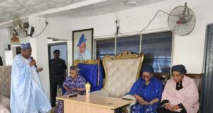 Ganduje Visits Late Olubadan Balogun’s Family, Says Late Monarch Was One Of Nigeria’s Fathers