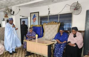 Ganduje Visits Late Olubadan Balogun’s Family, Says Late Monarch Was One Of Nigeria’s Fathers