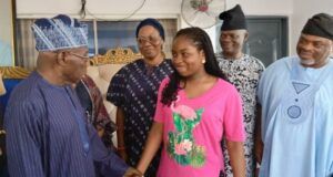 Passage Of Olubadan Balogun: Obasanjo Visits Ibadan, Praises Late Monarch ...Former President Olusegun Obasanjo, with the family of the late Olubadan, Oba Dr Lekan Balogun...on Thursday...