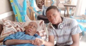 Olunloyo Reveals Real Reason Obasanjo Appointed Bola Ige As One Of His Ministers, Watch Video Dr Victor Omololu Olunloyo, on his sofa...in a handshake with one of his visitors, Master Jesuloba...