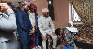‘Seyi Makinde: Standing Up For The People By Sulaimon Olanrewaju Oyo State governor, 'Seyi Makinde (middle); Chairman, Oyo State Road Transport Management Agency (OYRTMA), Major Adesagba Adekoya rtd, (send left) and others, during the governor's visit to one of the officers of the OYRTMA allegedly assaulted by personnel of the Nigeria Immigration Service, in Ibadan...on Monday...