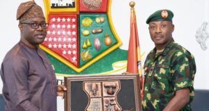 Sustenance Of Peace In Oyo: Makinde Hails Army, Other Security Agencies …Oyo State Governor, Seyi Makinde (left) presenting souvenir to the new General Officer Commanding, 2 Division of the Nigeria Army, Major General Obinna Godwin Onubogu…on Monday…