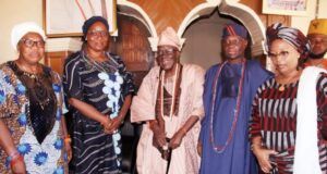 Olubadan Designate Visits Late Oba Balogun’s Family, Praises Advisory Council Members …Olubadan-designate, Oba Owolabi Olakulehin (m) with Oloris Olayinka and Olufunmilayo (l-r) while Sen. Kola Balogun and his wife, Mogbonjubola, (standing by the right) during the visit of the former to the Aliiwo family of the late Olubadan of Ibadanland, Oba Sen Lekan Balogun CFR Alli Okunmade II…