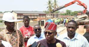 Olodo Bridge: Opening Of first Phase By Makinde’s Govt Thrills Pedestrians …Oyo State, Commissioner of Public Works and Infrastructure, Prof Kehinde Sangodoyin, addressing the press, while others look on, after inspecting the ungoing Olodo bridge project, Ibadan…