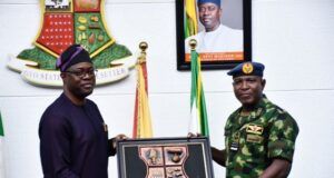 Photo: Makinde Plays Host To Chief Of Air Staff, Air Marshal Abubakar …Oyo State Governor, Seyi Makinde (left) presenting souvenir to Chief of the Air Staff, Nigerian Air Force, Air Marshal Hassan Baba Abubakar...