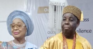 Photos As Splash FM & Lagelu FM Celebrate Founder, Oba Adebayo Akande@85 Oba Adebayo Akande,MFR, with wife, Chief Mrs Onikepo Akande...with the birthday cake...