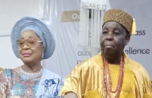 Photos As Splash FM & Lagelu FM Celebrate Founder, Oba Adebayo Akande@85 Oba Adebayo Akande,MFR, with wife, Chief Mrs Onikepo Akande...with the birthday cake...