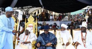 All You Need To Know About How Makinde Installed Oba Olakulehin As 43rd Olubadan Of Ibadanland From left, Oyo State Governor, Seyi Makinde; presenting staff of office to the new Olubadan of Ibadanland, Oba Akinloye Owolabi; while Ogun State Governor, Dapo Abiodun; Sultan of Sokoto, Alhaji Sa'ad Abubakar and Oni of Ife, Oba Enitan Ogunwusi look on...at the event...