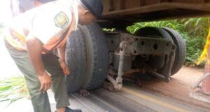 How Unidentified Man Was Crushed To Death In Ogun By Truck ...the yet to be identified man...under the truck...